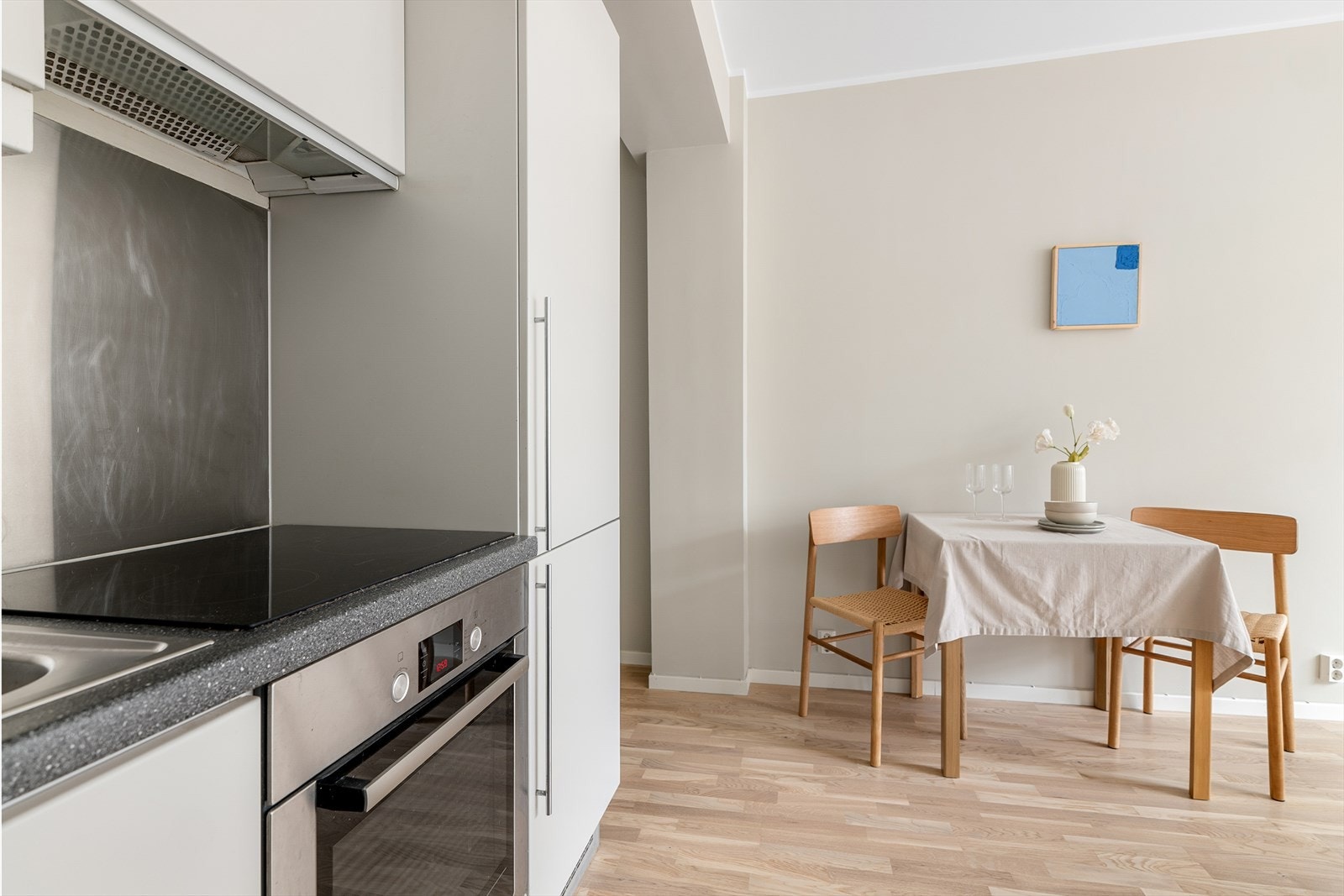 Her er alle hvitevarer integrert, herunder komfyr med induksjon platetopp, oppvaskmaskin og kjøleskap. Galleribilde