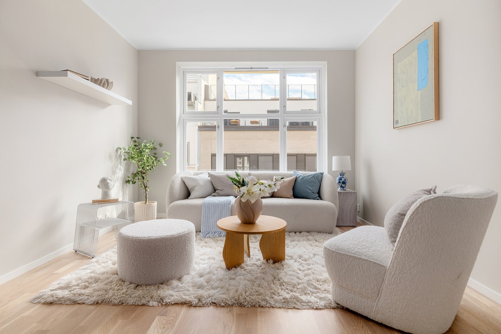 En delikat og tidløs leilighet i luftige 5.etasje med heis. Bygget ble omgjort til leiligheter i 2004. Galleribilde