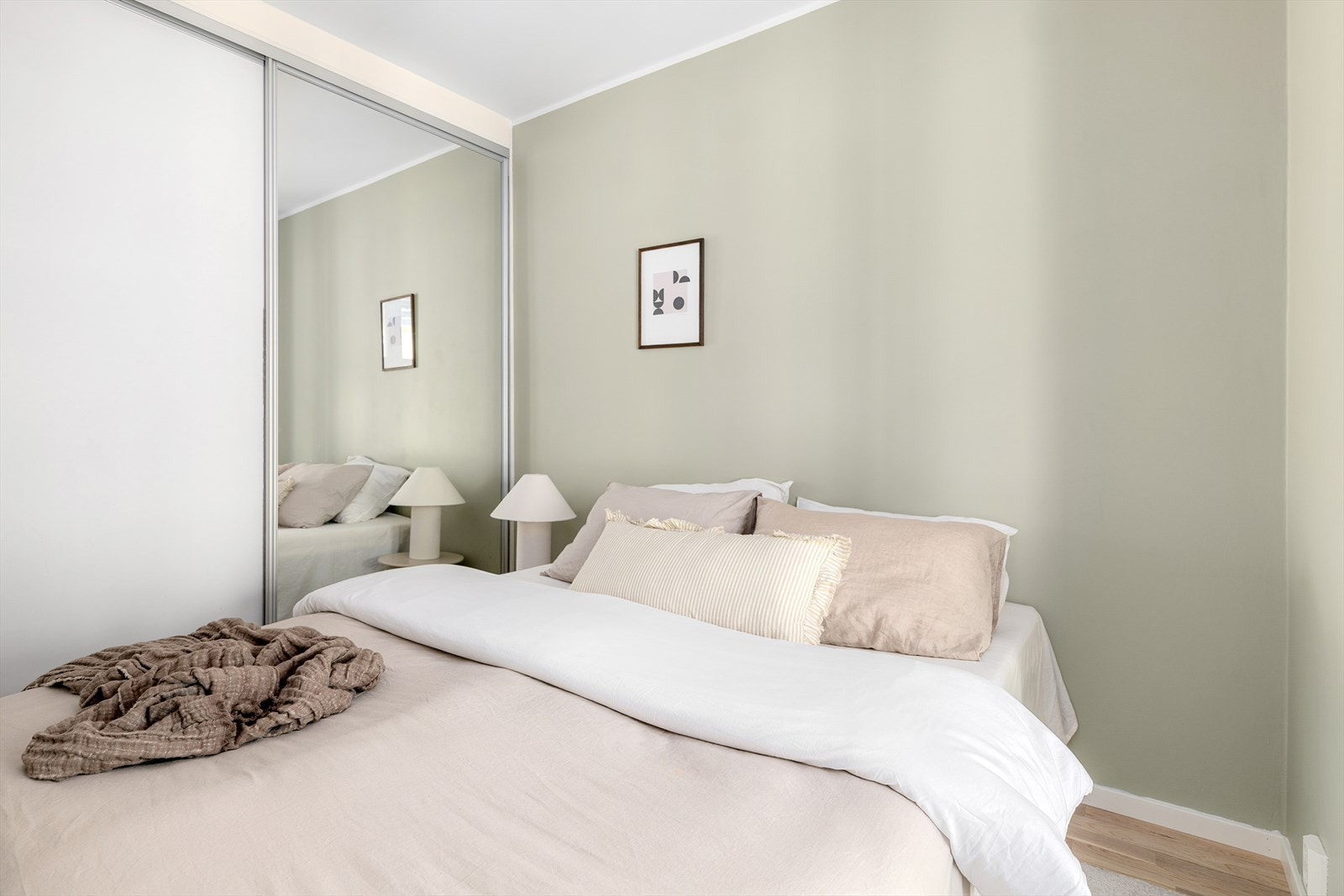 På ene veggen finner du et praktisk garderobeskap med skyvedører. Galleribilde