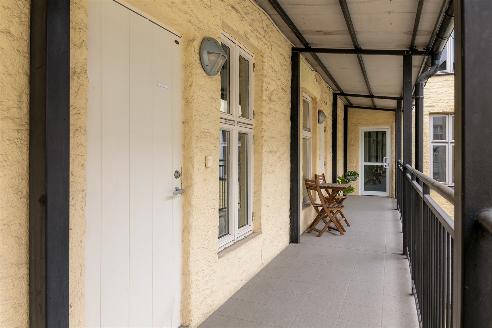 Et hyggelig vindfang fører deg fra heis til inngangsparti. Galleribilde