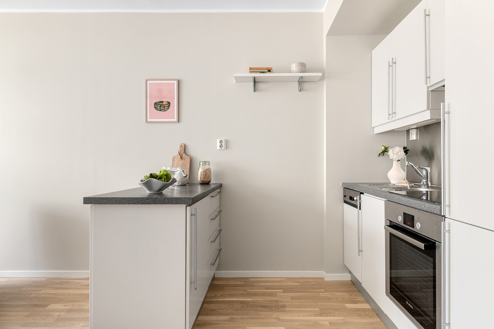 På kjøkkenet finner du også en egen "øy", som gir godt med ekstra lagringsplass. Galleribilde