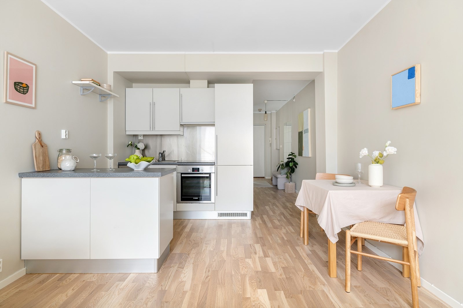 Det delikate kjøkkenet er innredet med lyse fronter og laminert benkeplate. Galleribilde