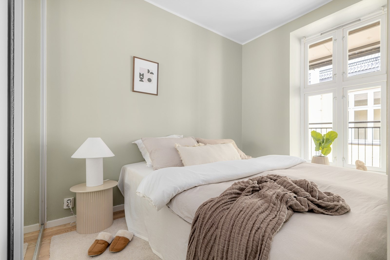 Soverommet er romslig, med god plass til dobbeltseng og nattbord. Galleribilde