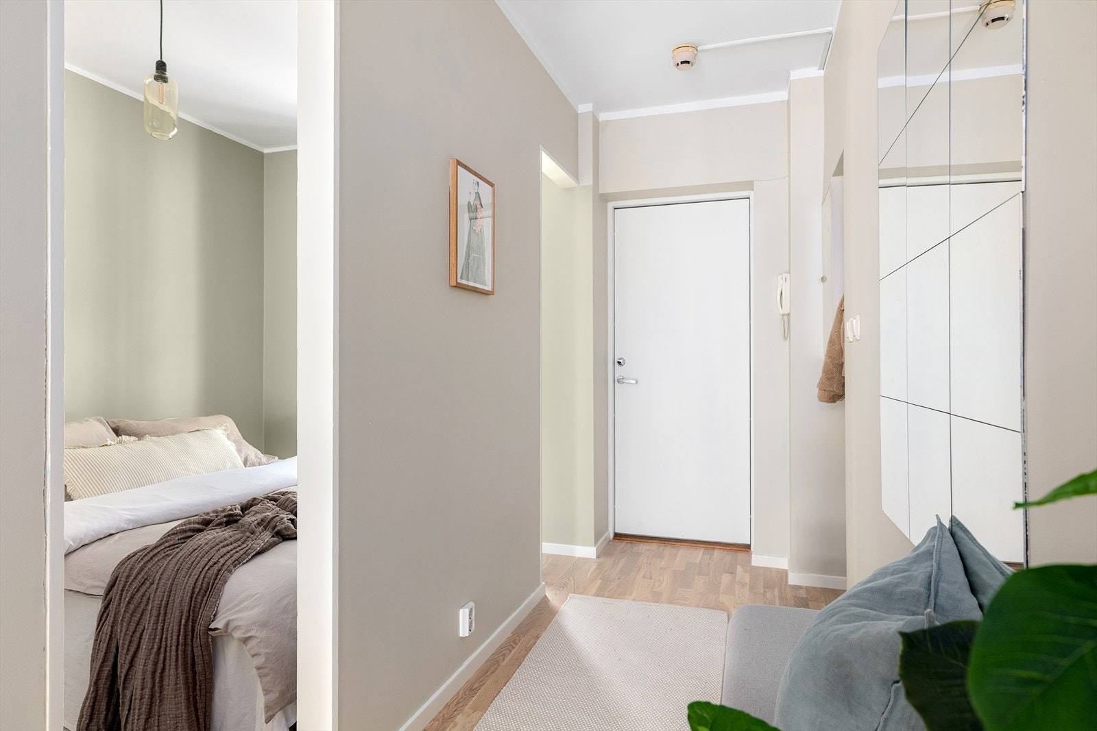 Den hyggelige entréen gir god plass til å henge fra deg yttertøyet. Galleribilde