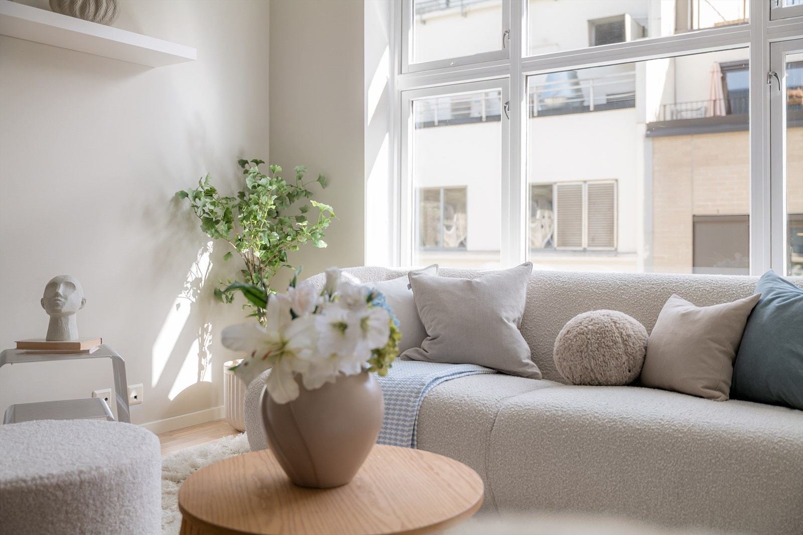 Her får du lyse, delikate overflater, en praktisk utforming og fantastisk romfølelse. Leiligheten har fått nytt parkettgulv, og alle vegger og tak er malt i 2026. Galleribilde