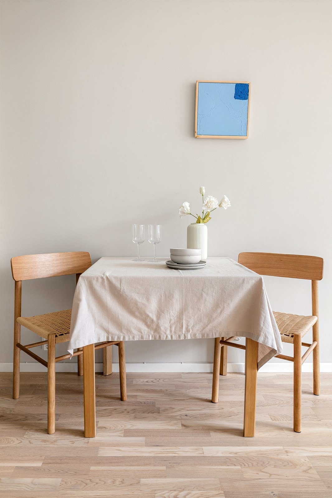 I forbindelse med kjøkkenet har du plass til eget spisebord. Galleribilde