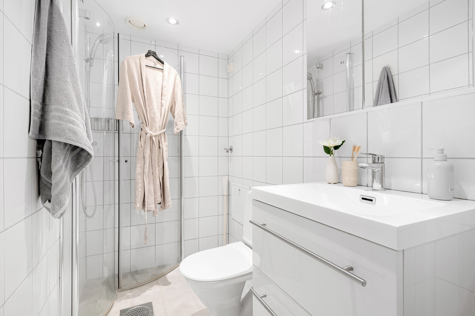 Et lyst flislagt baderom gir en god start på dagen. Galleribilde