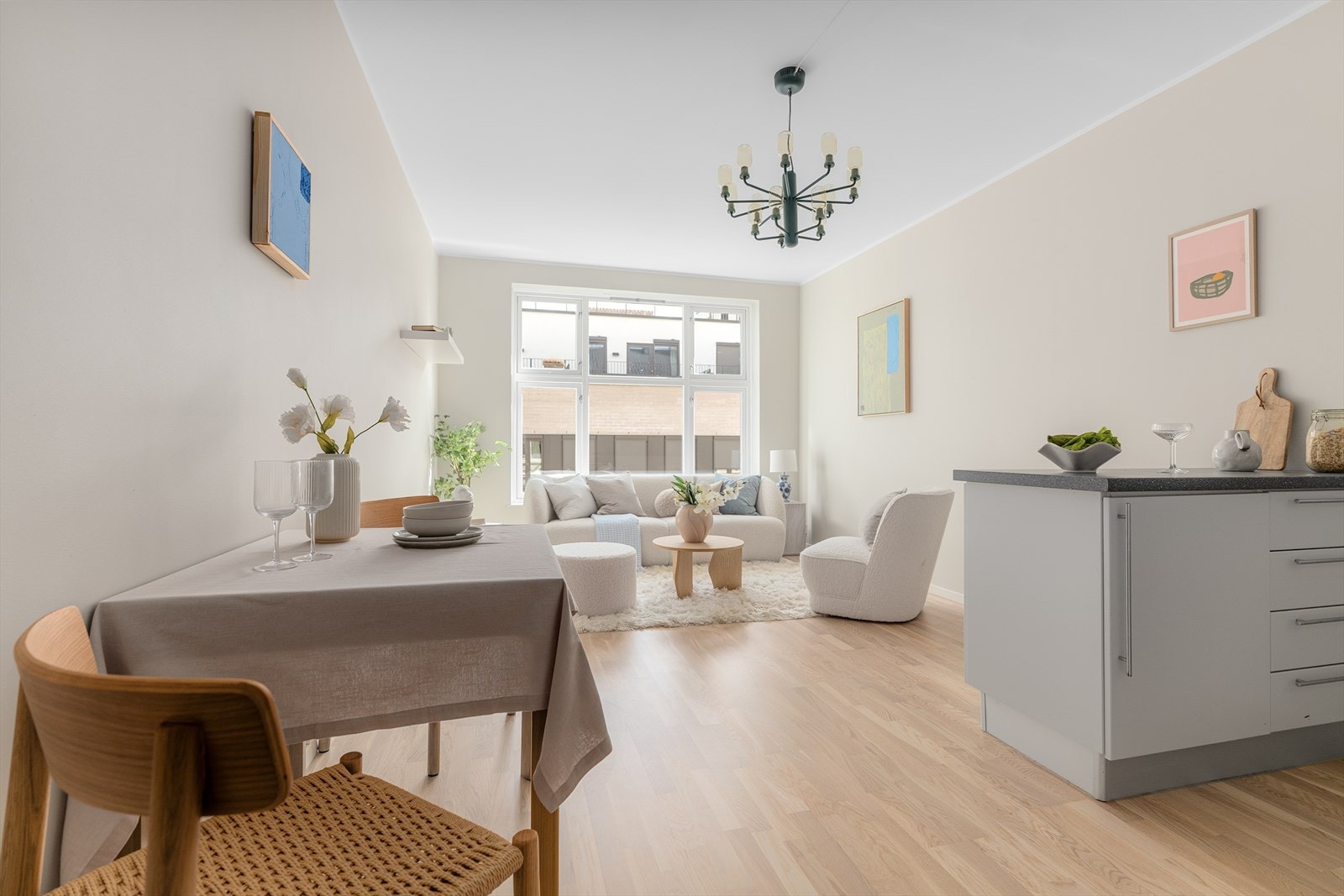 Det store vinduet gir rikelig med naturlig lysinnslipp, som skaper en god atmosfære i leiligheten. Galleribilde