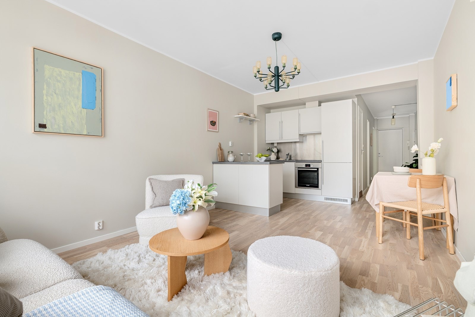 Stuen utgjør et sosialt allrom. Her har du god plass til å invitere gjester. Galleribilde