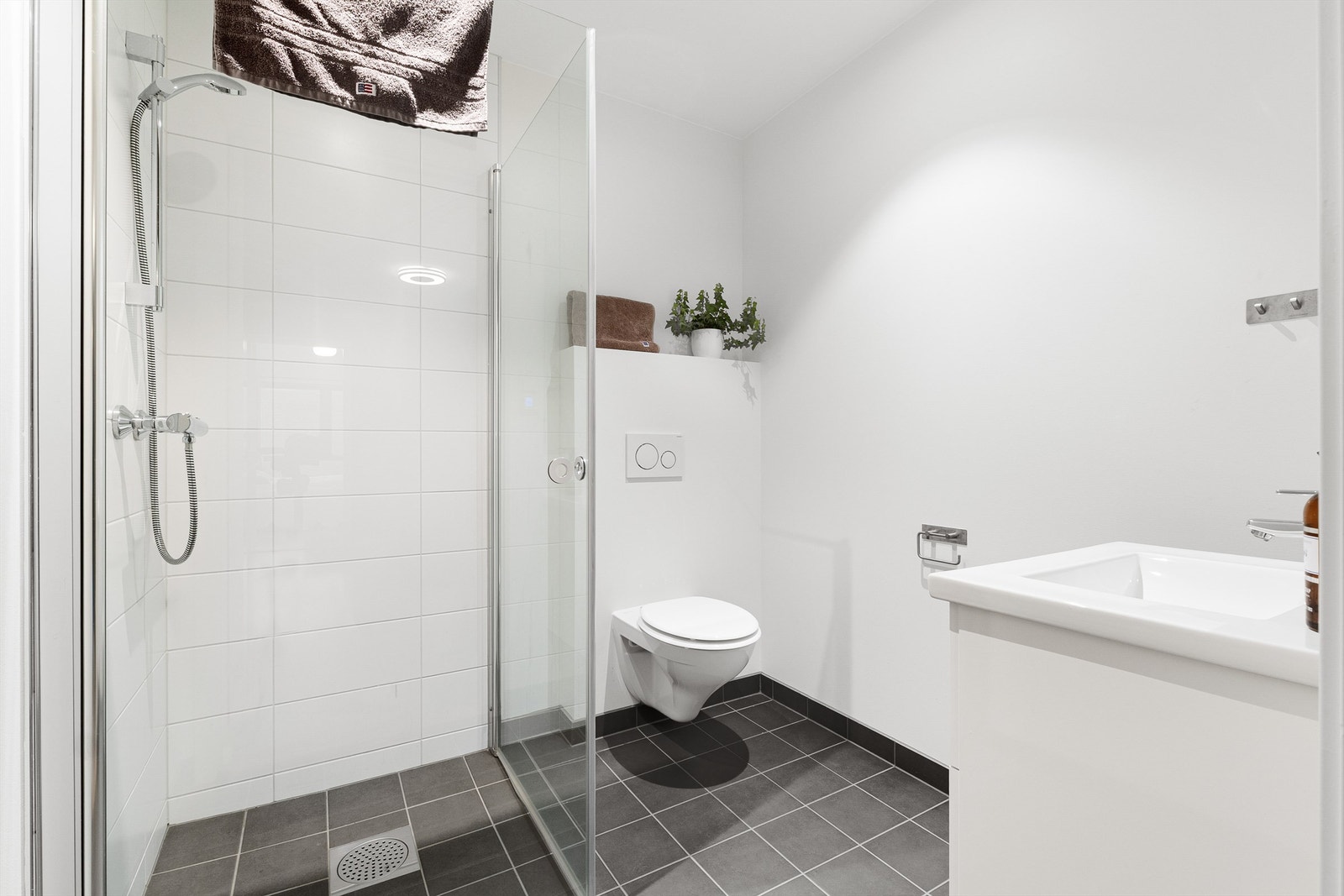 Helfliset bad i u.etasje med gulvvarme. Galleribilde