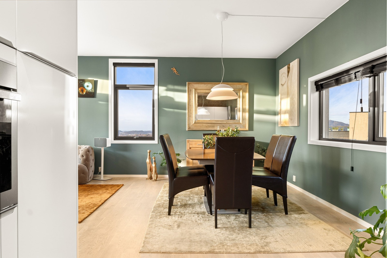 God plass til spisebord i stuen som ligger i åpen løsning med kjøkken. Galleribilde