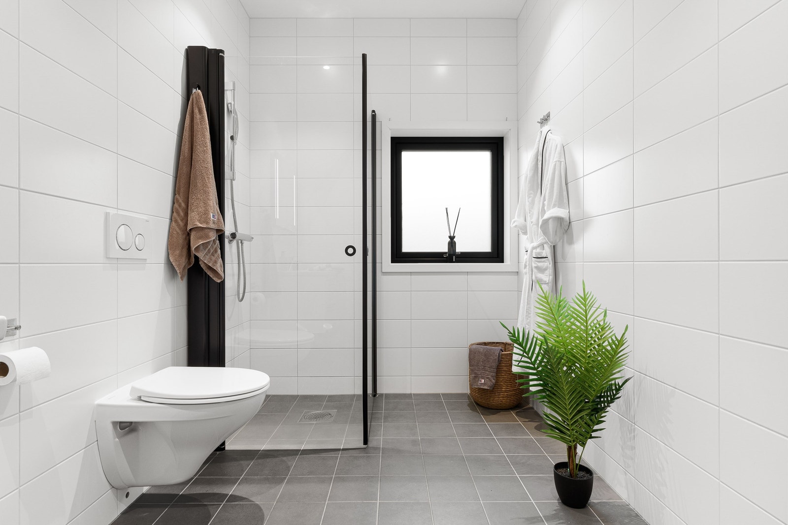 Det er plass til oppbevaringsmøblement på badet. Praktisk med vindu. Galleribilde