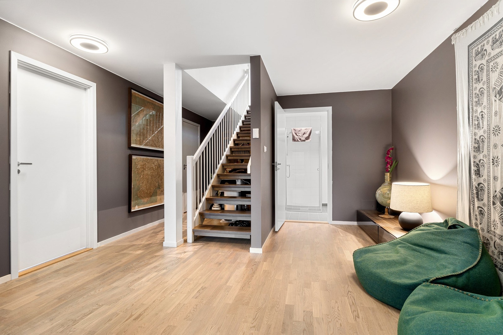 Velkommen ned i u. etasjen. Romslig gang som kan brukes som en ekstra stue for de små eller ungdommene i huset. Varme i gulv. Galleribilde