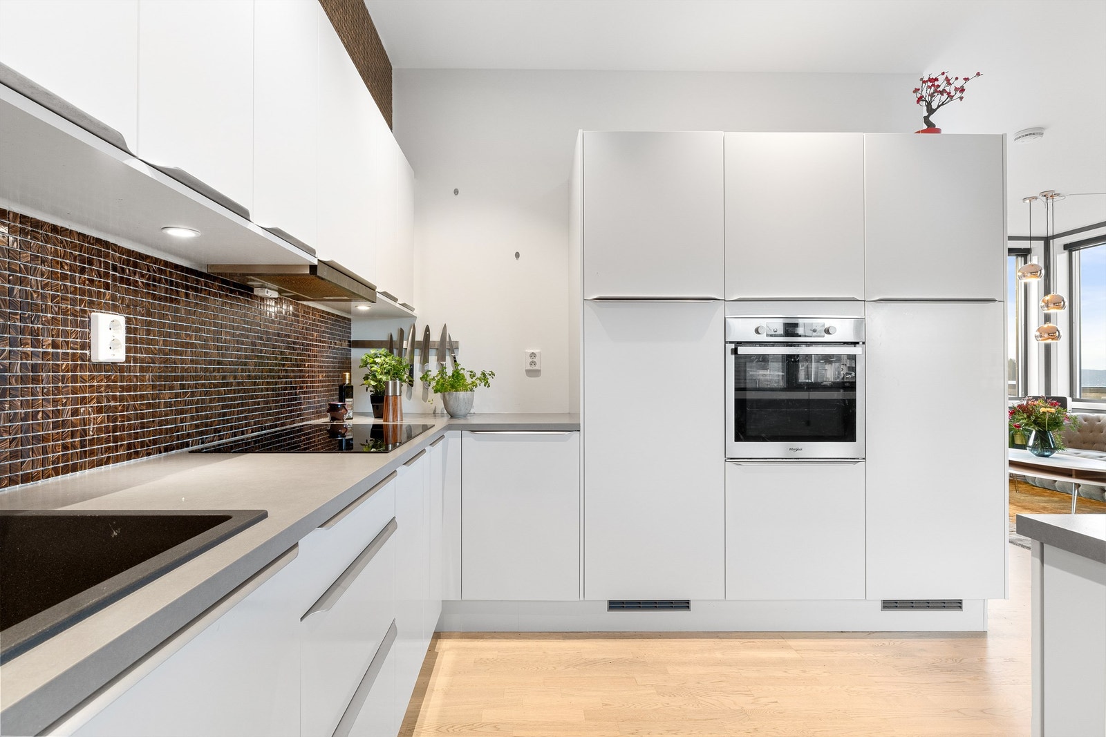 Lekker og moderne kjøkkeninnredning levert av Norema med glatte fronter og benkeplate av laminat. Galleribilde