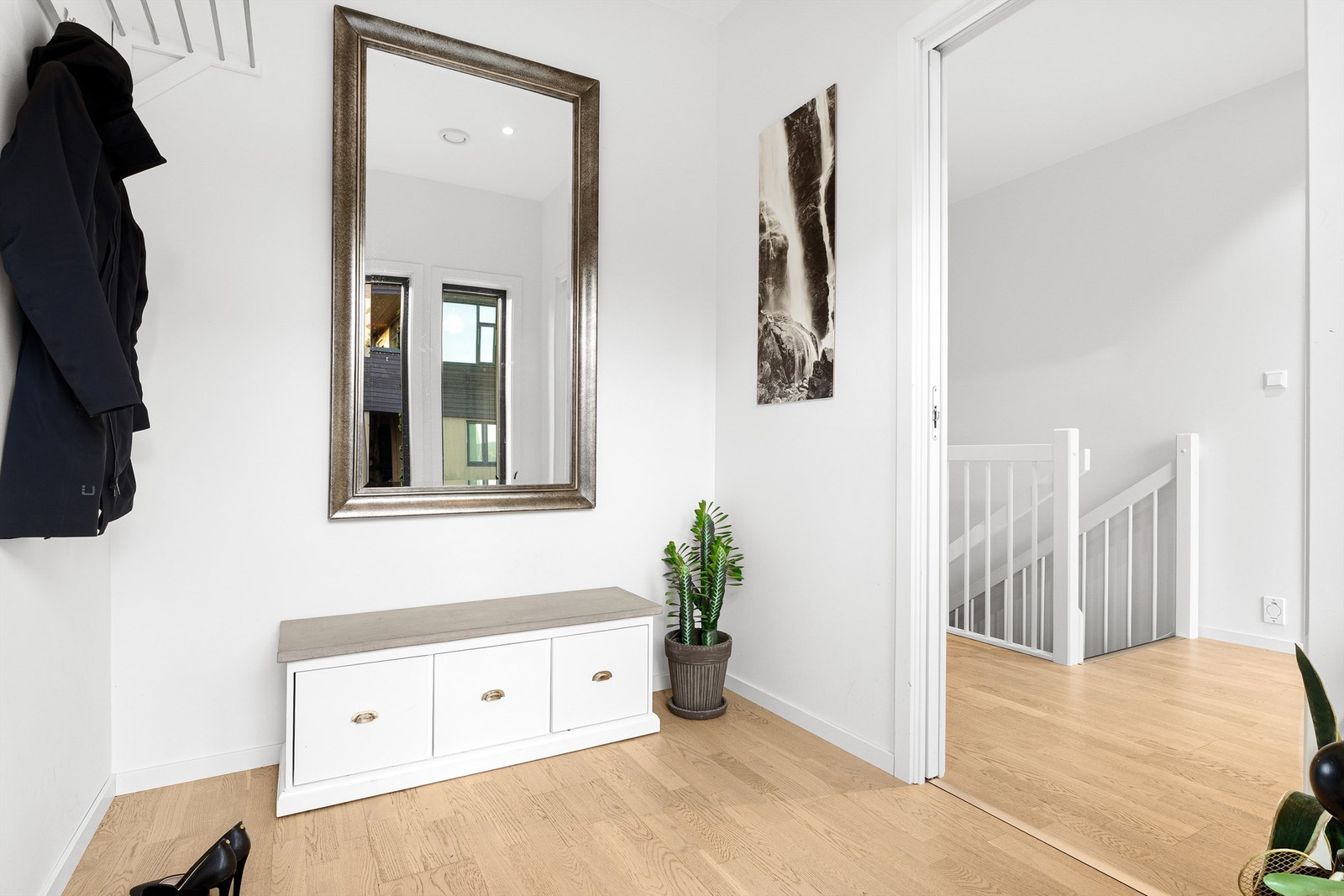 Velkommen inn i en luftig entre med plass til oppheng av klær og sko. Galleribilde