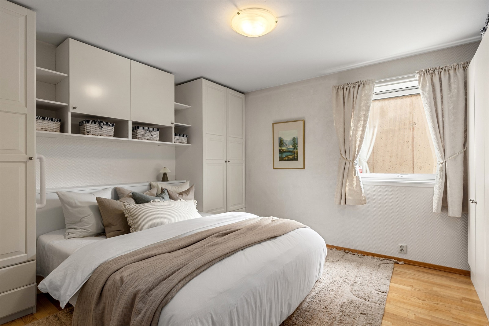 Hovedsoverommet er stort, med praktisk plassbygget skapløsning rundt sengen. Plass til dobbeltseng i nisje Galleribilde