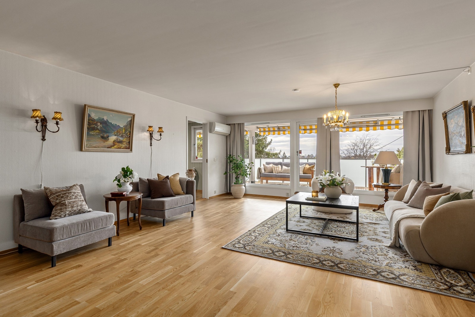 I tillegg til peis, er det montert varmepumpe i stuen Galleribilde