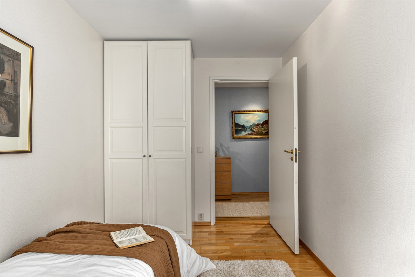 Medfølgende garderobeskap på soverom 2 Galleribilde