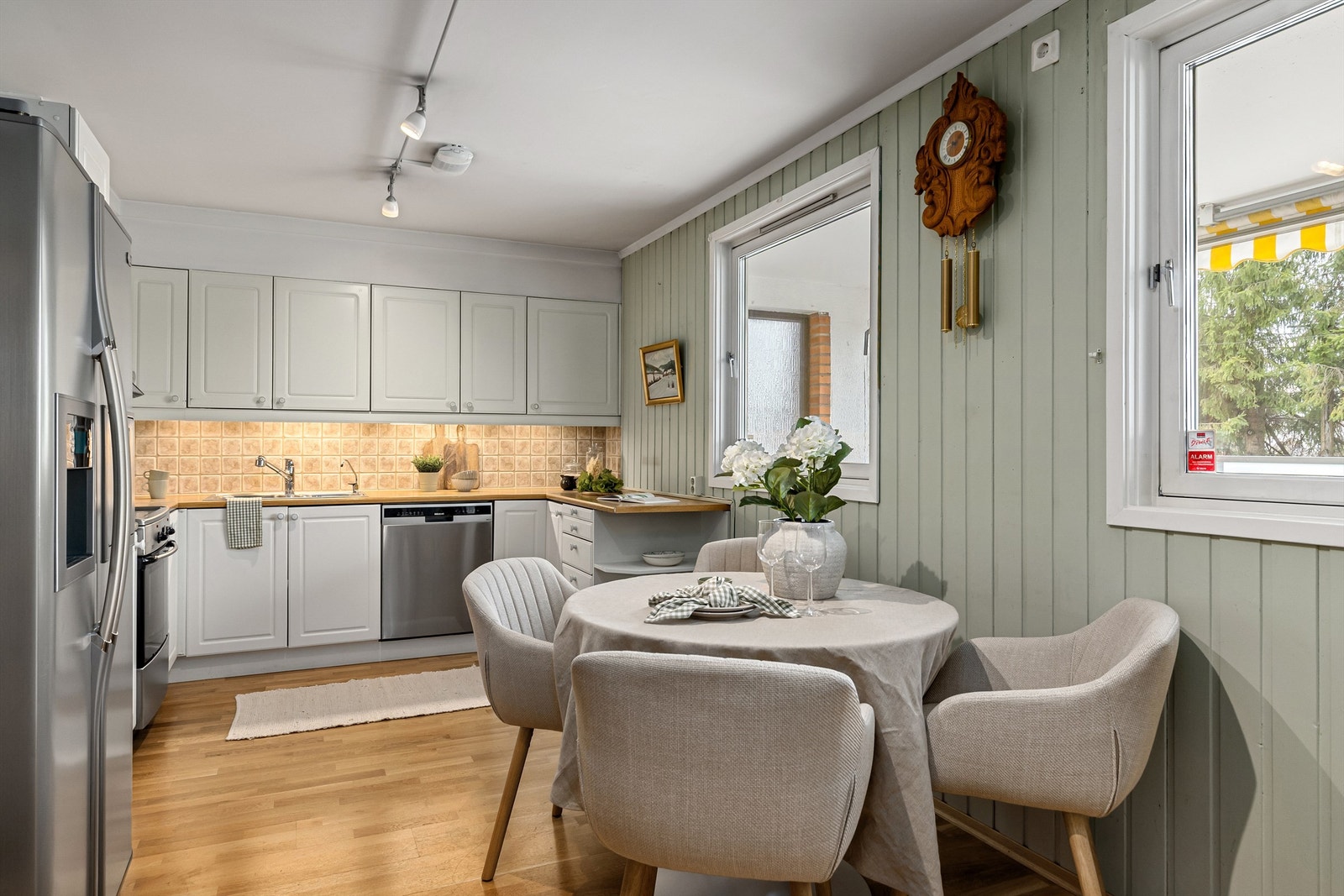 Pent, separat kjøkken med hyggelig plass til frokostbord under vinduet Galleribilde