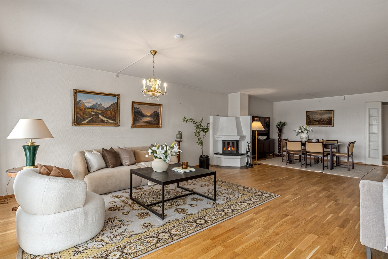 Meget romslig stue med god plass til stor sittegruppe og spisebord. Gulvet i stuen ble skiftet i 2022 Galleribilde