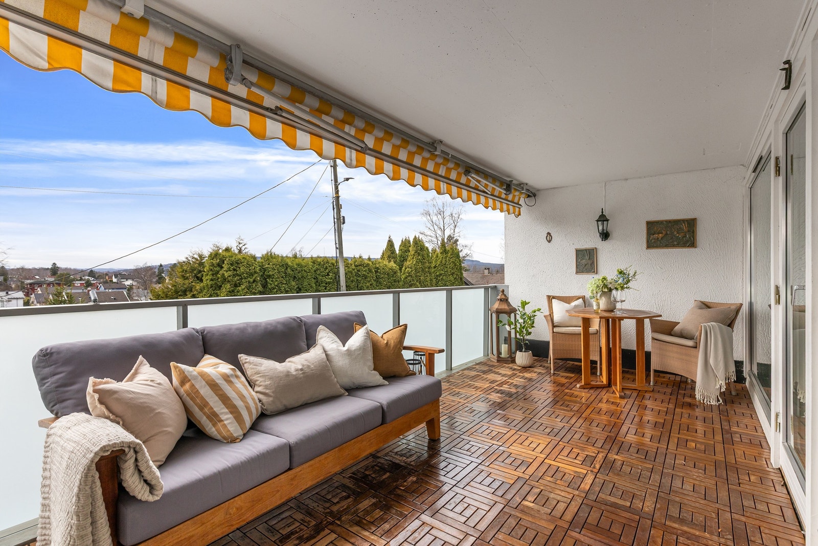 Leiligheten er på hele 140 kvm og stor terrasse med svært gode solforhold Galleribilde