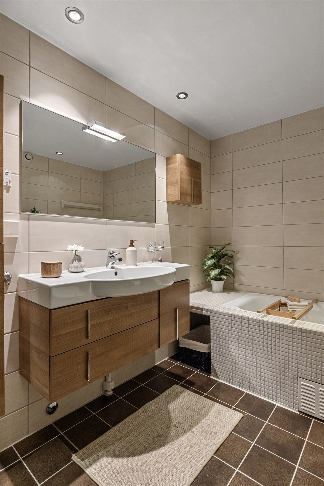 Godt med oppbevaringsplass i stort servantmøbel, i tillegg til i veggskap Galleribilde