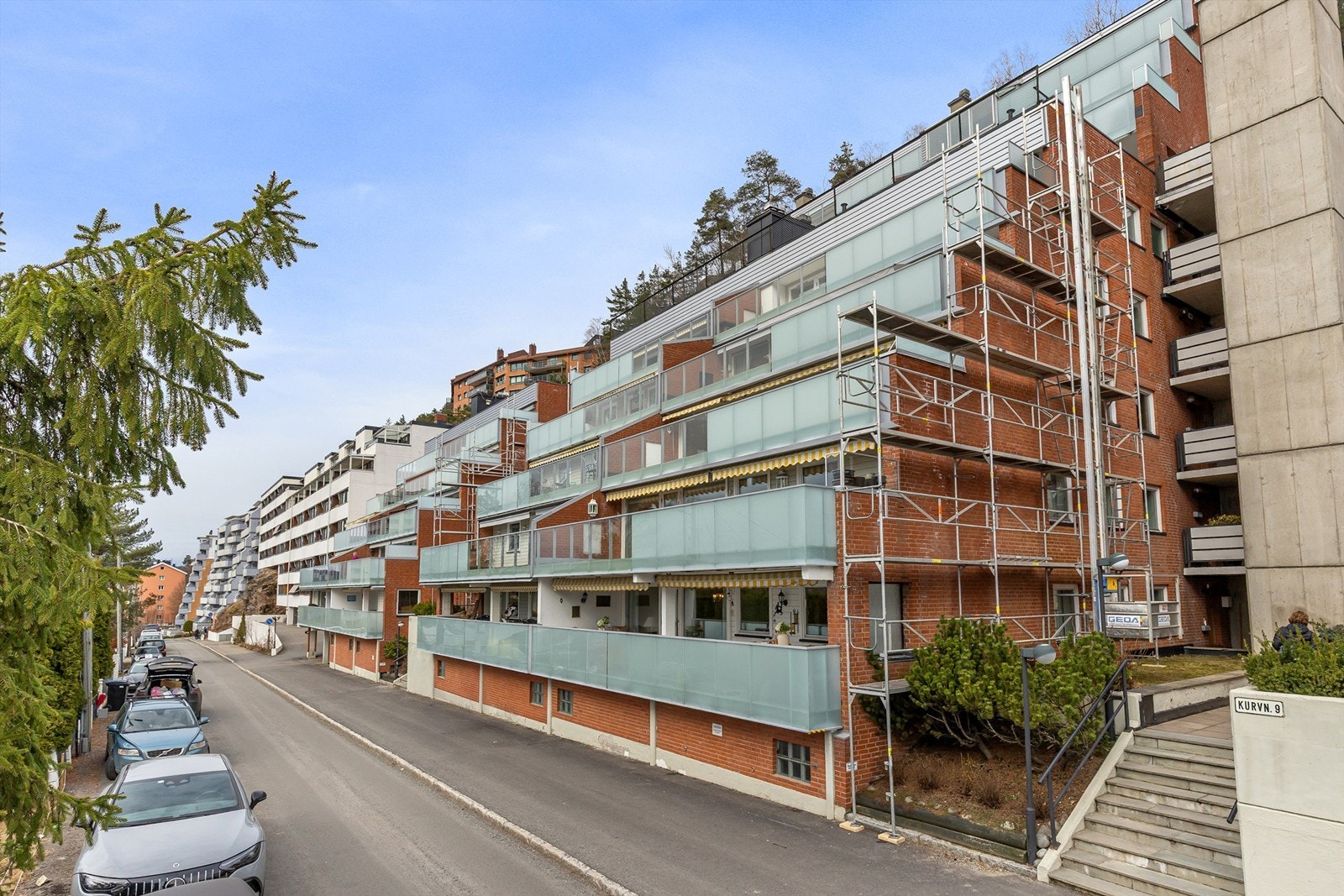 Leiligheten ligger i høy 1. etasje. Kurveien er blindvei, med lite trafikk i denne enden Galleribilde