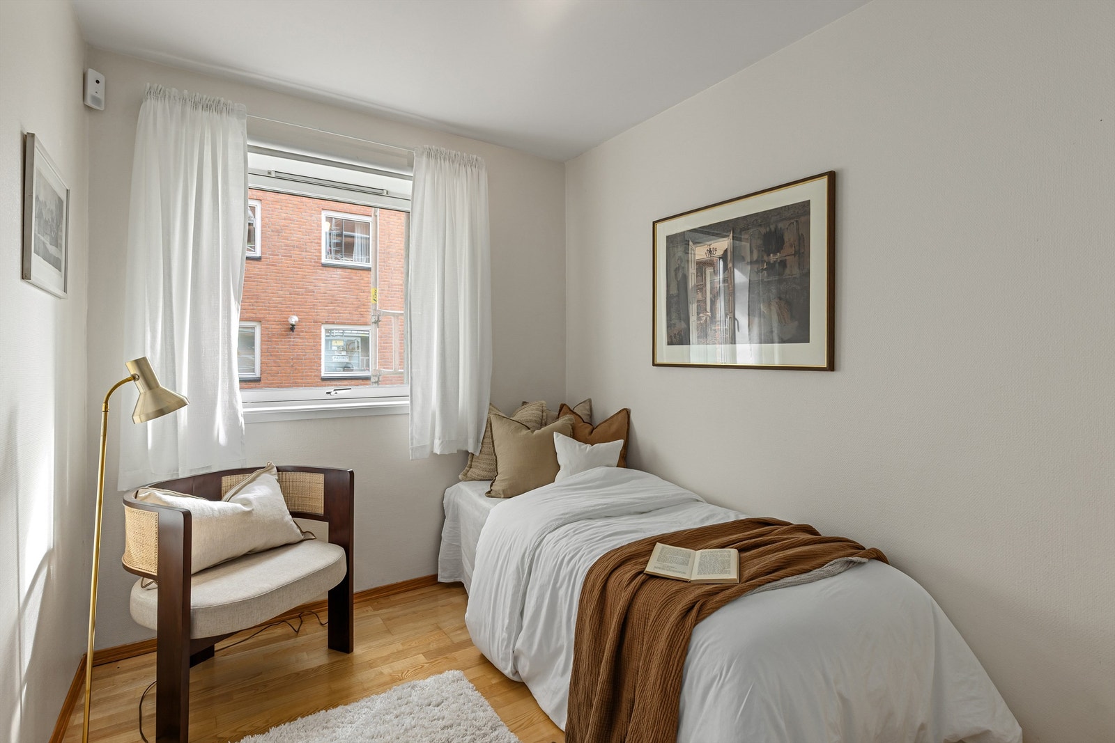 Soverom 2 har også fin størrelse, med plass til seng og arbeidspult Galleribilde