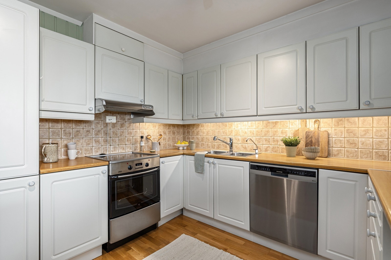 Det er godt med både skap- og benkeplass, et godt arbeidskjøkken for de som er glade i å lage mat Galleribilde