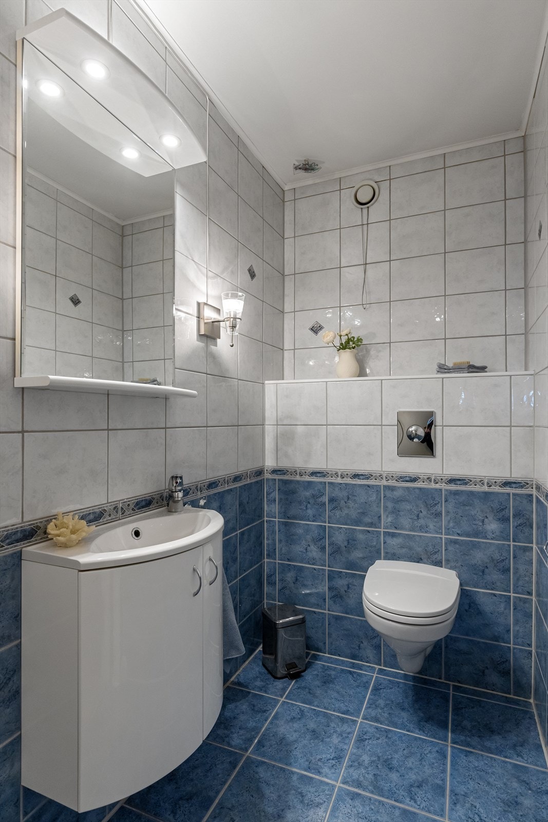 Pent, flislagt toalettrom/gjestetolett med inngang fra entréen Galleribilde