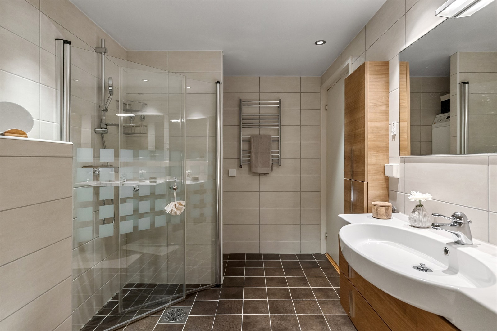 Badet er romslig, med downlights i taket og gulvvarme Galleribilde