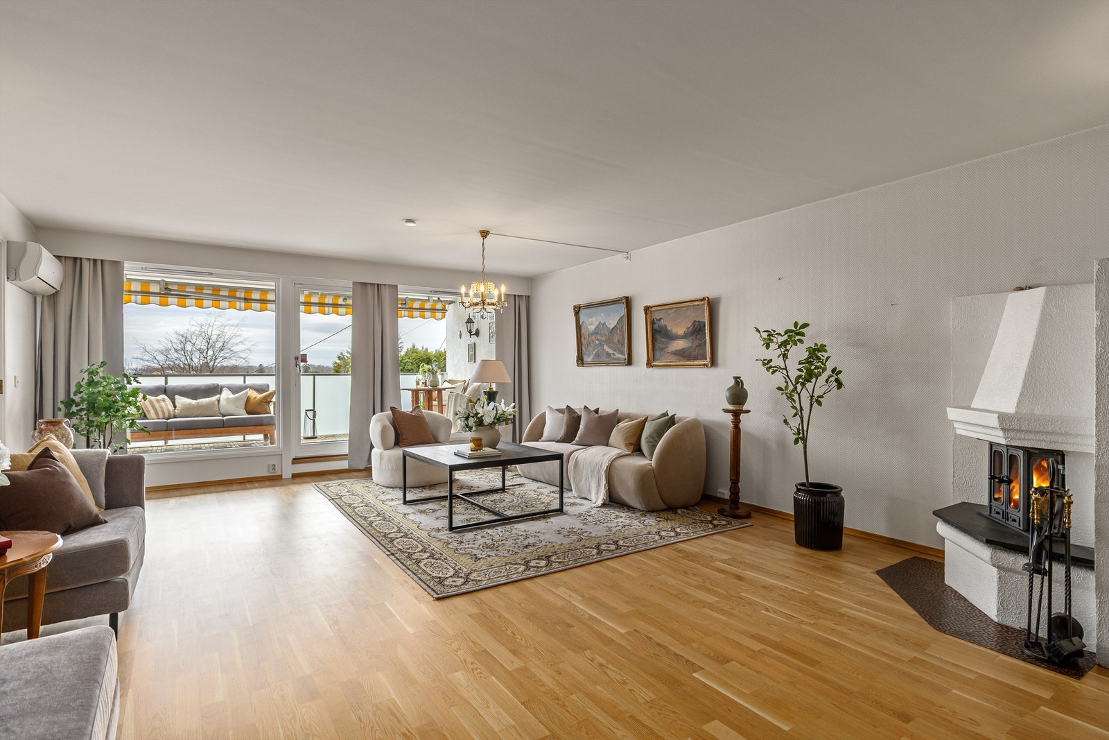 Peisen fungerer som en god soneavdeler mellom stue/spisestue, i tillegg til at den gir god varme på de kaldeste vinterdagene Galleribilde