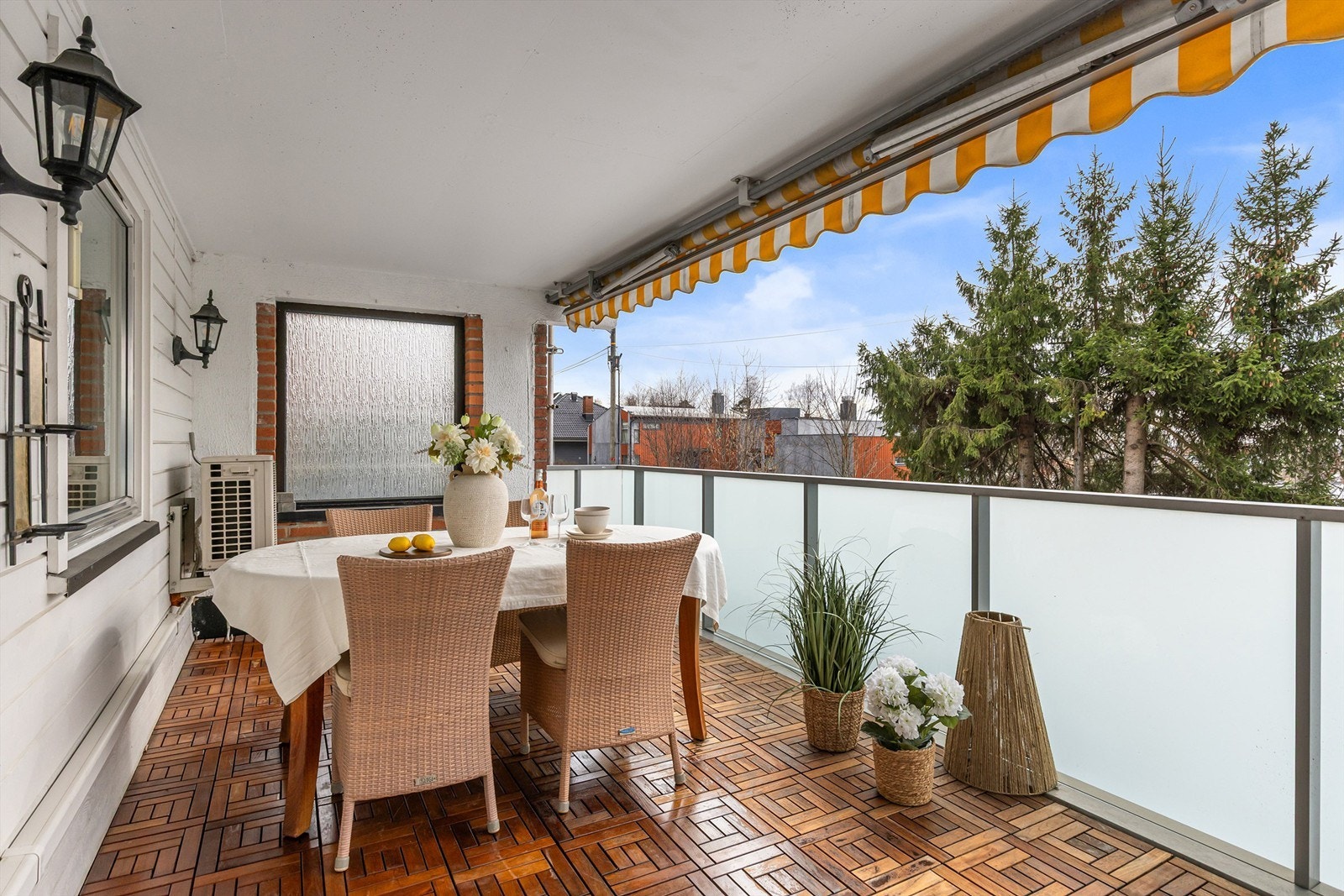 Terrassen vender mot vest og har gode solforhold, med sol til kvelden på sommerstid. Det er montert markise på terrassen Galleribilde