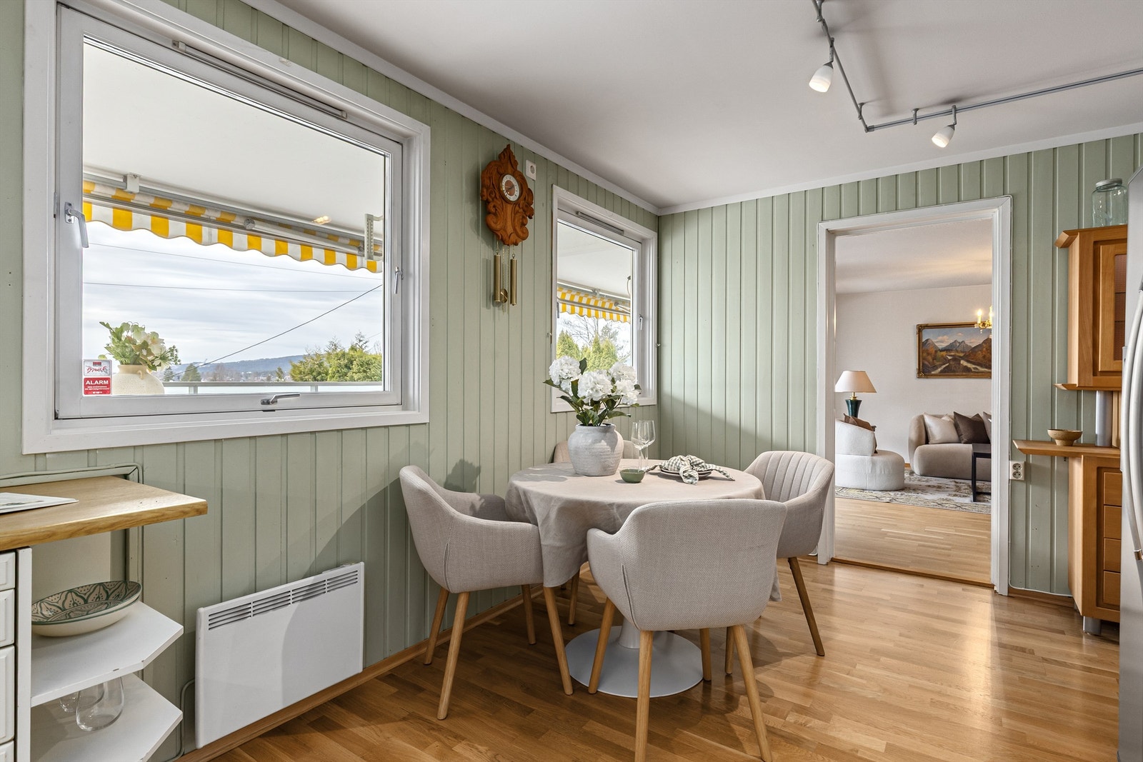 Hyggelig plass til frokostbord under kjøkkenvinduene. Dersom ny eier ønsker å pusse opp, kan kjøkkenet utvides ytterligere med ekstra skap under vinduene Galleribilde