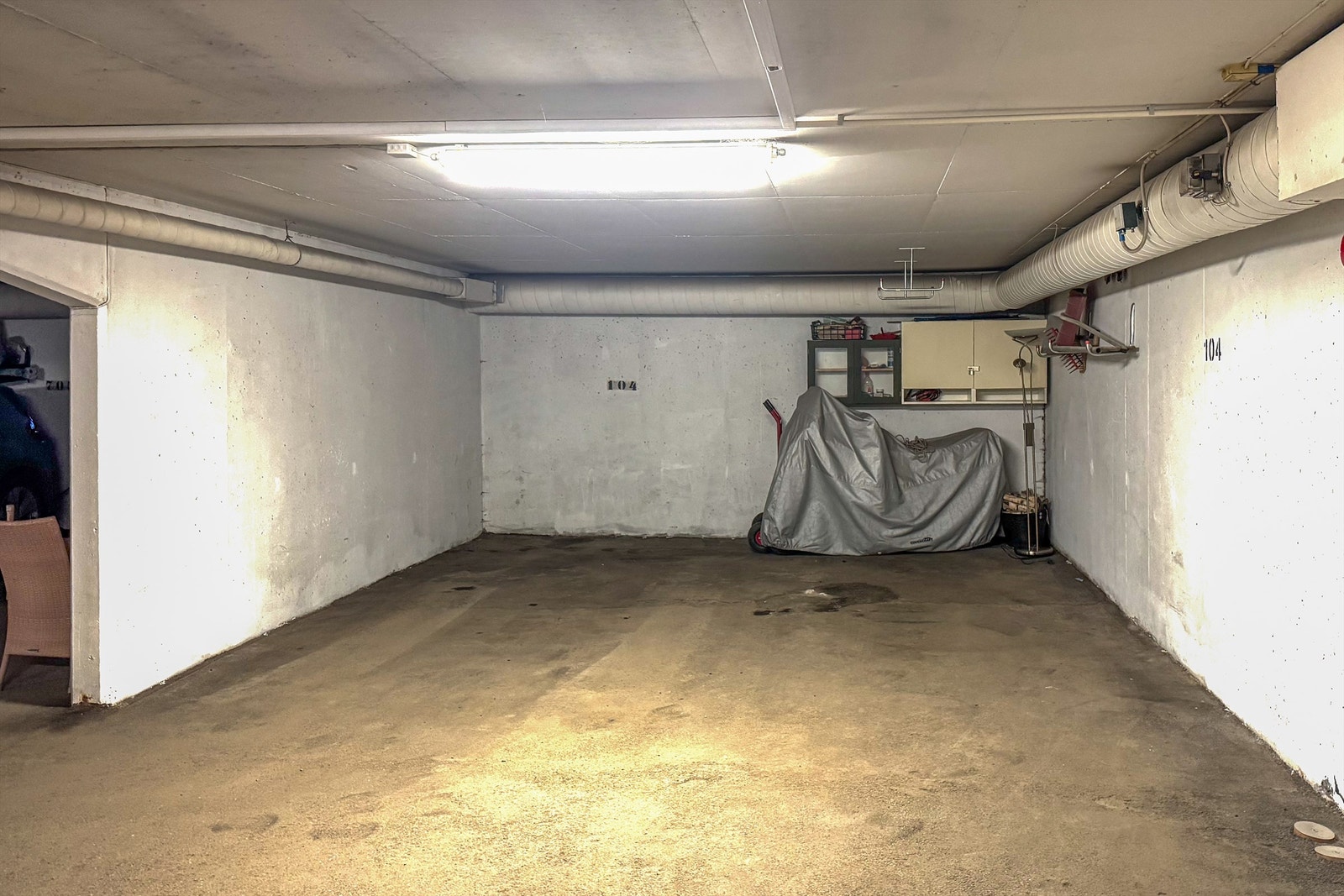 Det medfølger en tørr, oppvarmet garasjeplass i felles anlegg, med opsjon på kjøp av en ekstra plass. Plassen som selges med leiligheten er der du ser skapet som henger på veggen. Det går heis fra garasjeplan til leilighetsplan Galleribilde