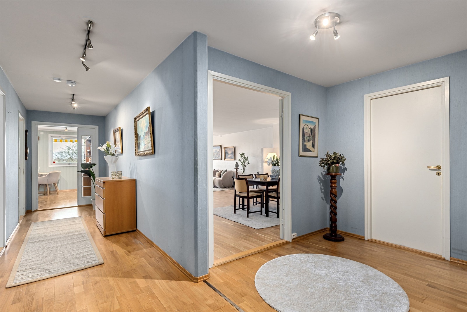 Fra gangen er det inngang til leilighetens 3 soverom i egen "fløy", samt bad og gjestetoalett Galleribilde