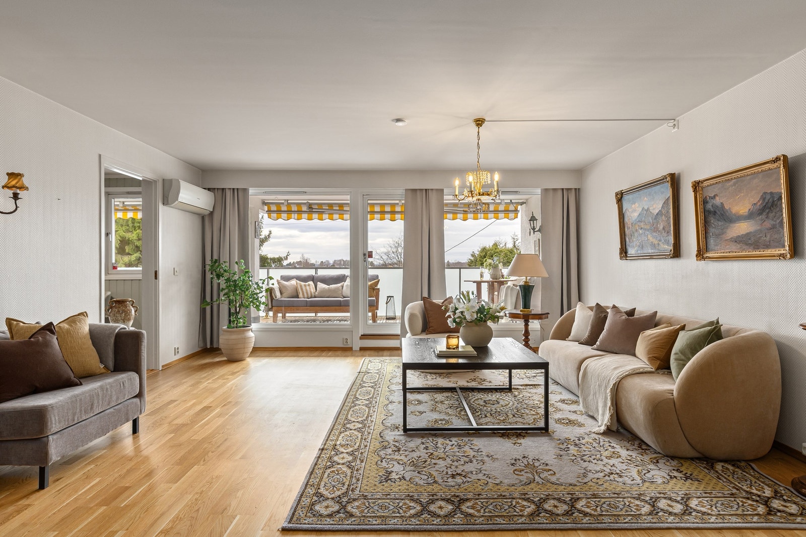 De store vindusflatene gir godt med naturlig dagslys inn i rommet, og hyggelig utsyn fra stuen og kjøkkenet Galleribilde