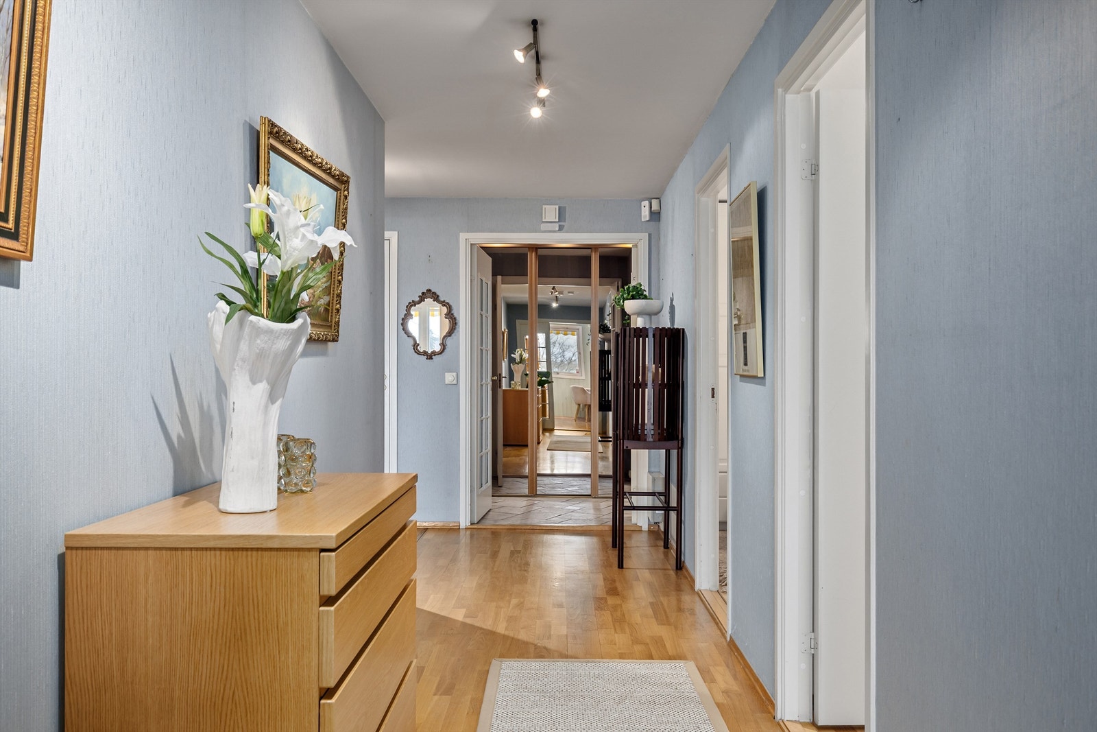 Leiligheten har en meget god planløsning, alle rommene er store og luftige. Fra gangen er det inngang til praktisk innvendig bod. I tillegg disponerer leiligheten en ekstern bod på ca. 7 kvm Galleribilde