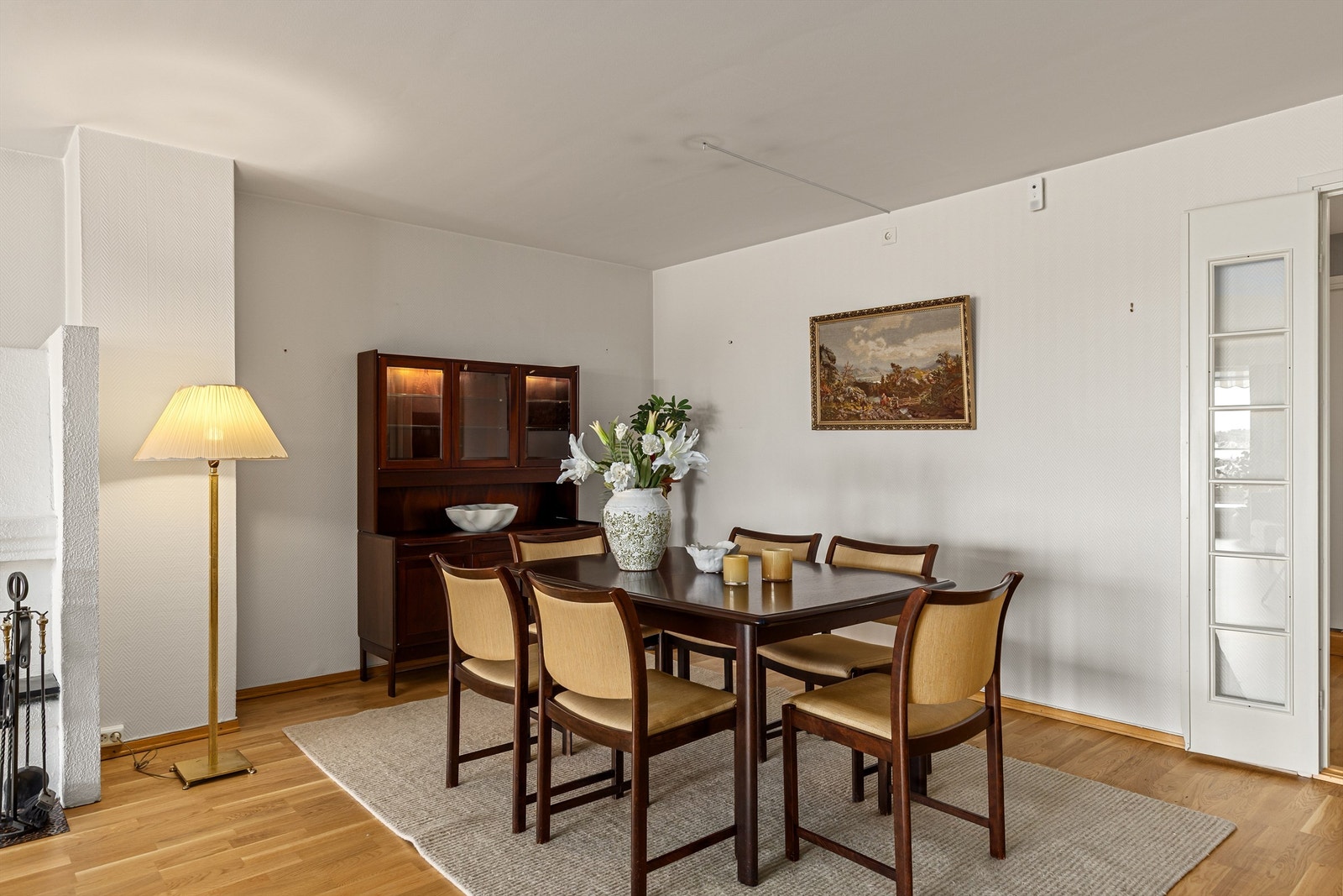 God plass til stort spisebord, i tillegg til vitrineskap eller skjenk Galleribilde