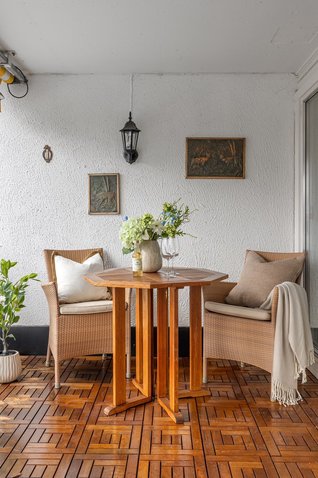 På sommerstid fungerer den store terrassen som en ekstra stue Galleribilde