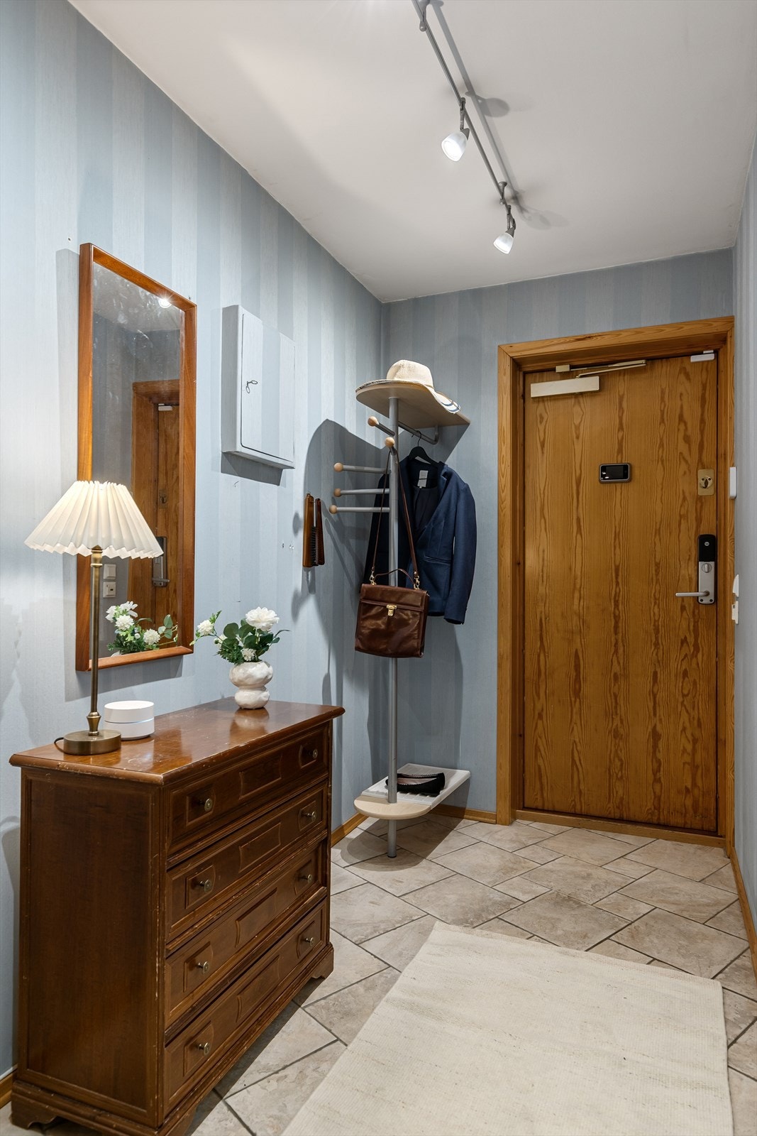 Leiligheten har egen, separat inngang og egen ringeklokke Galleribilde