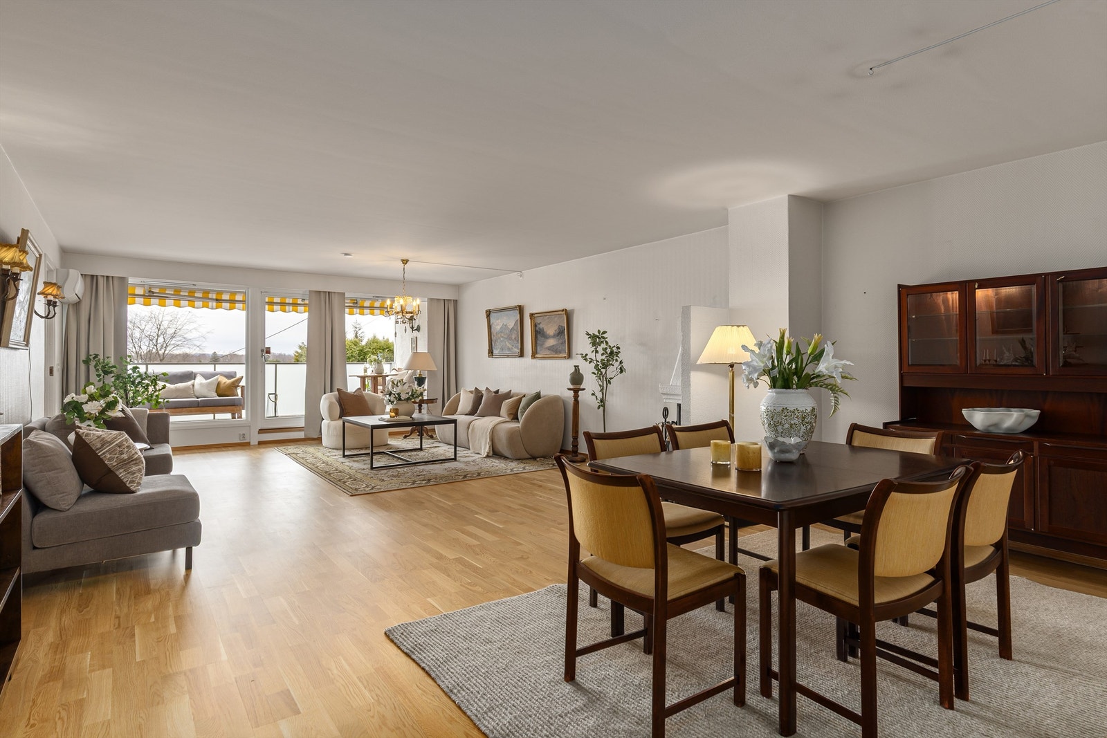 Stuen er meget romslig, med en god soneinndeling som er enkel å møblere Galleribilde