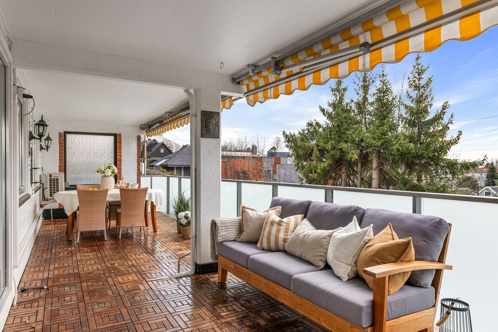 Terrassen er på hele 28 kvm, med god plass til både stort spisebord og sofagruppe. Leiligheten ligger i høy 1. etasje, det frostede rekkverket gjør at man sitter helt usjenert Galleribilde