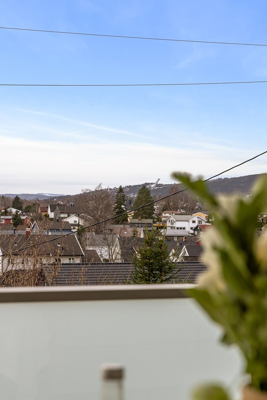 Fin utsikt mot Holmenkollen fra terrassen. I tillegg til den store terrassen, har beboerne i sameiet tilgang til felles takterrasse i byggets 6. etasje Galleribilde