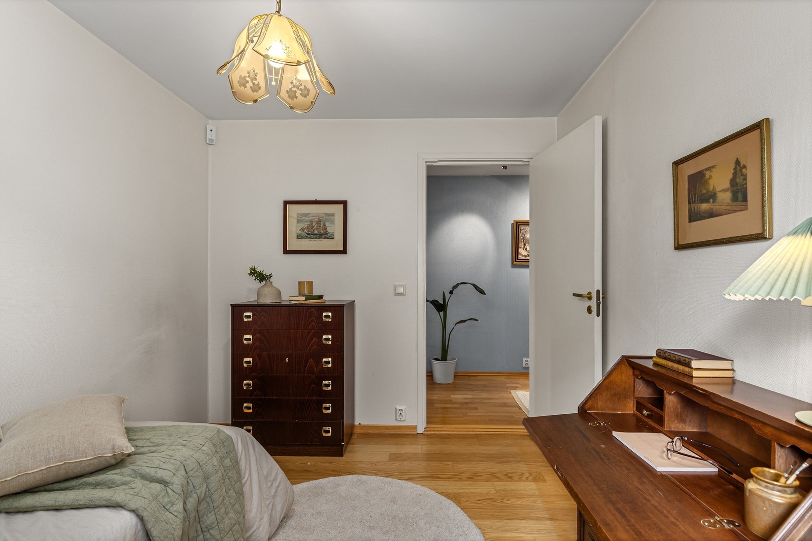 God plass til stort garderobeskap på soverom 3 Galleribilde