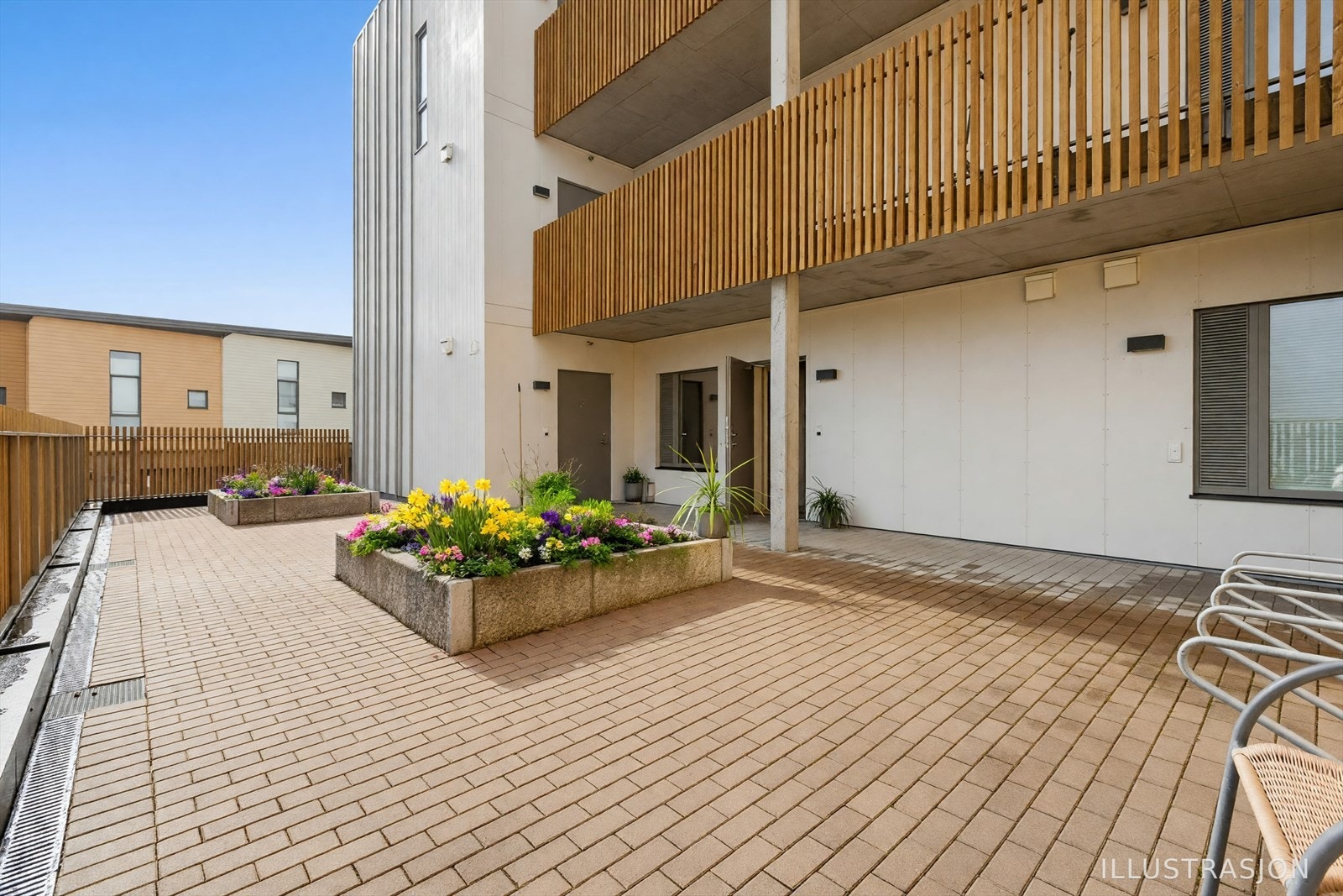 Felles uteområde. Denne leiligheten og naboleiligheten har direkte tilknytning og derav naturlig bruk av området. Galleribilde