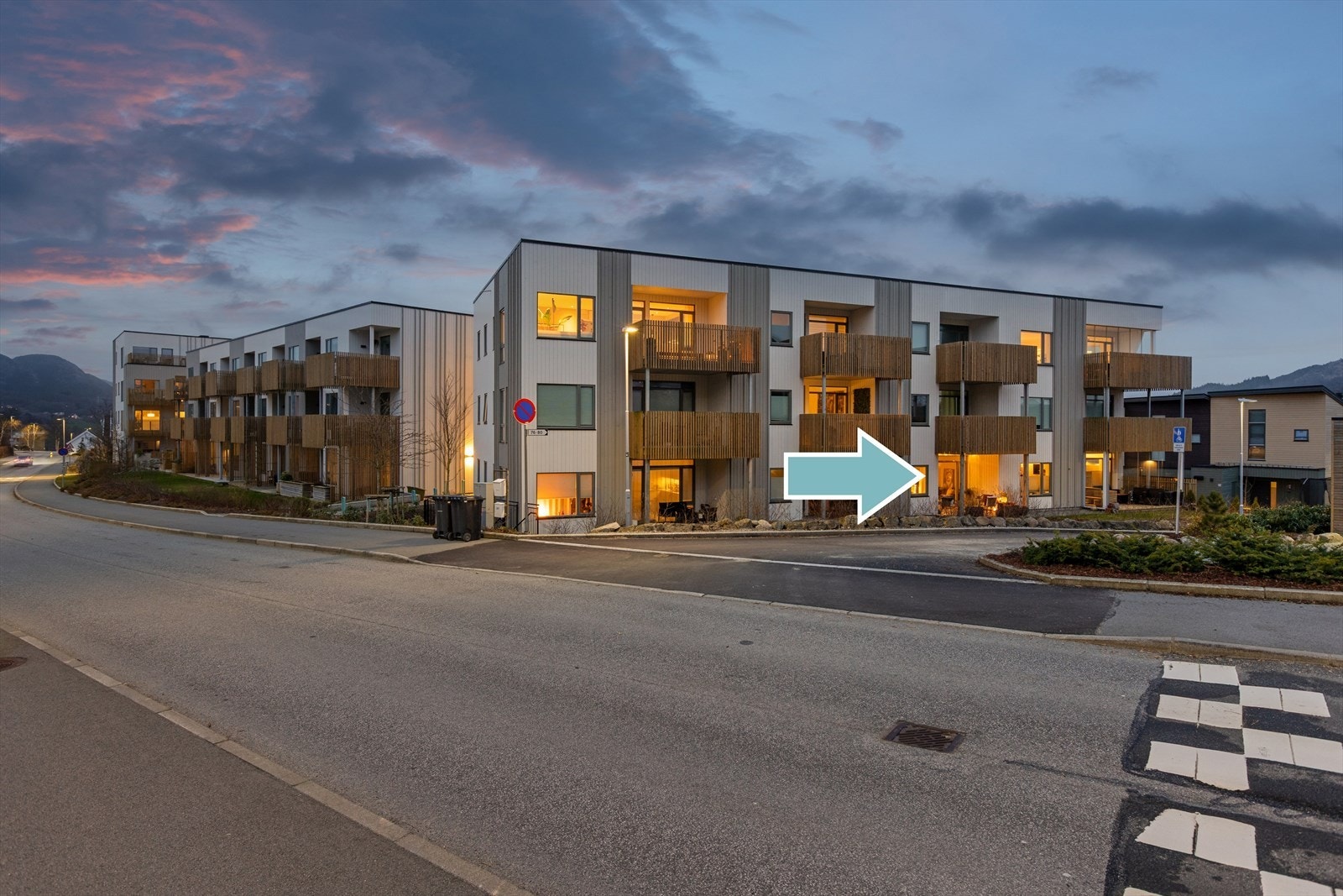 Leiligheten ligger i et rolig boligstrøk som byr på nærhet til både natur og sentrumskjernen. Galleribilde