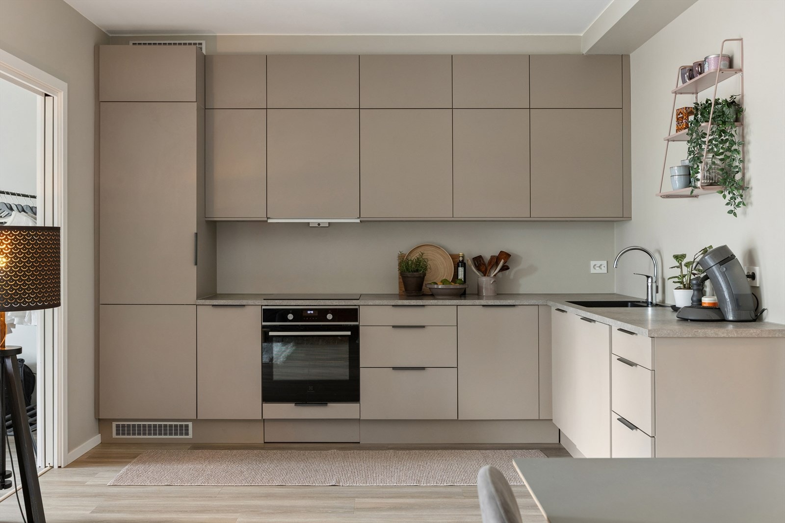 Velkommen inn til ditt nye hjem! En lekker 3-roms som vil by på høy trivselsfaktor for både unge og eldre. Galleribilde