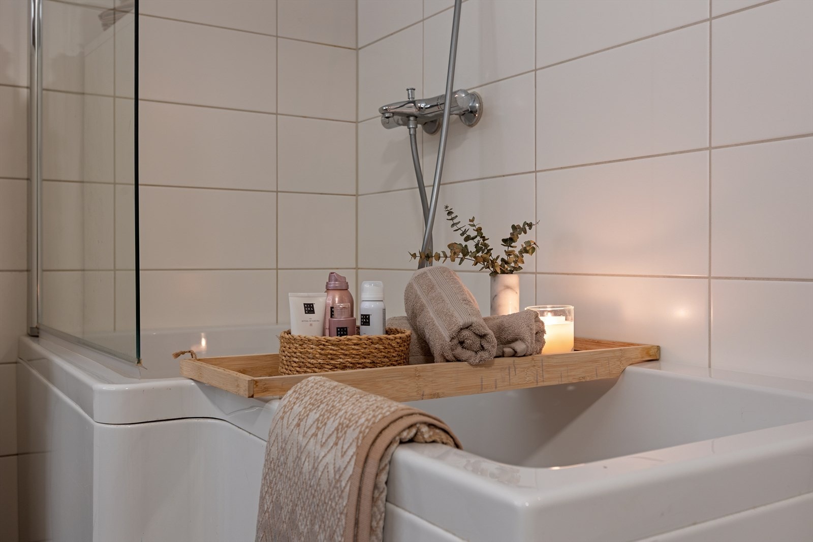 Baderom med kombinert dusj/badekar. Galleribilde