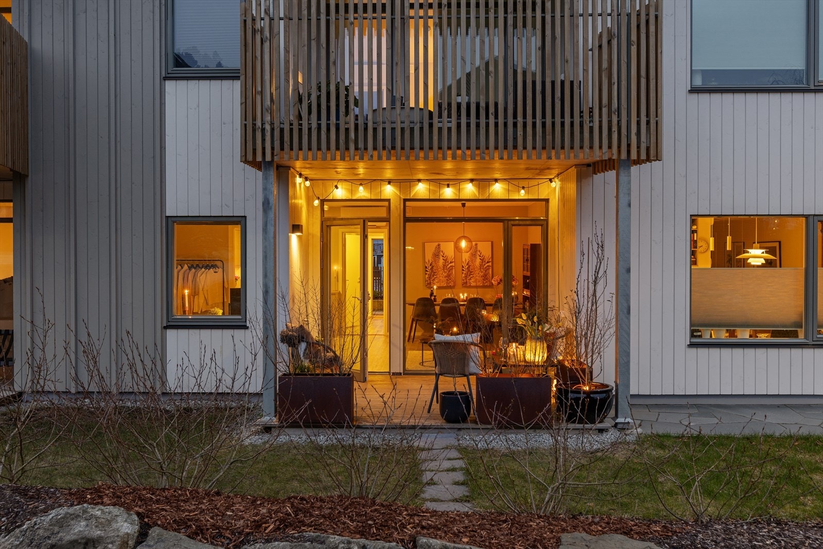 Solrik og koselig terrasse med hageflekk. Galleribilde